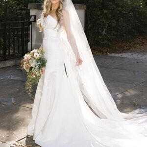 Elegant White Strapless Wedding Dress with Cathedral Pearl Veil